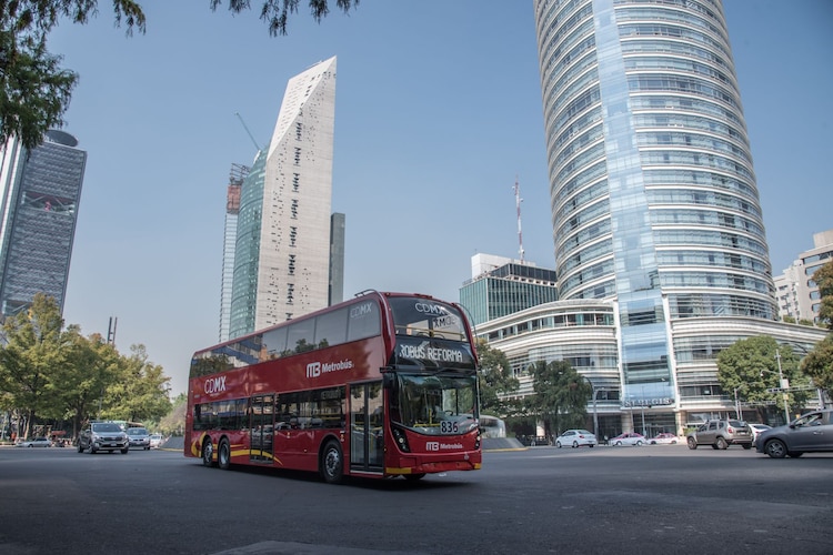 Una unidad del Metrobús de la Línea 7, que circula sobre Paseo de la Reforma.