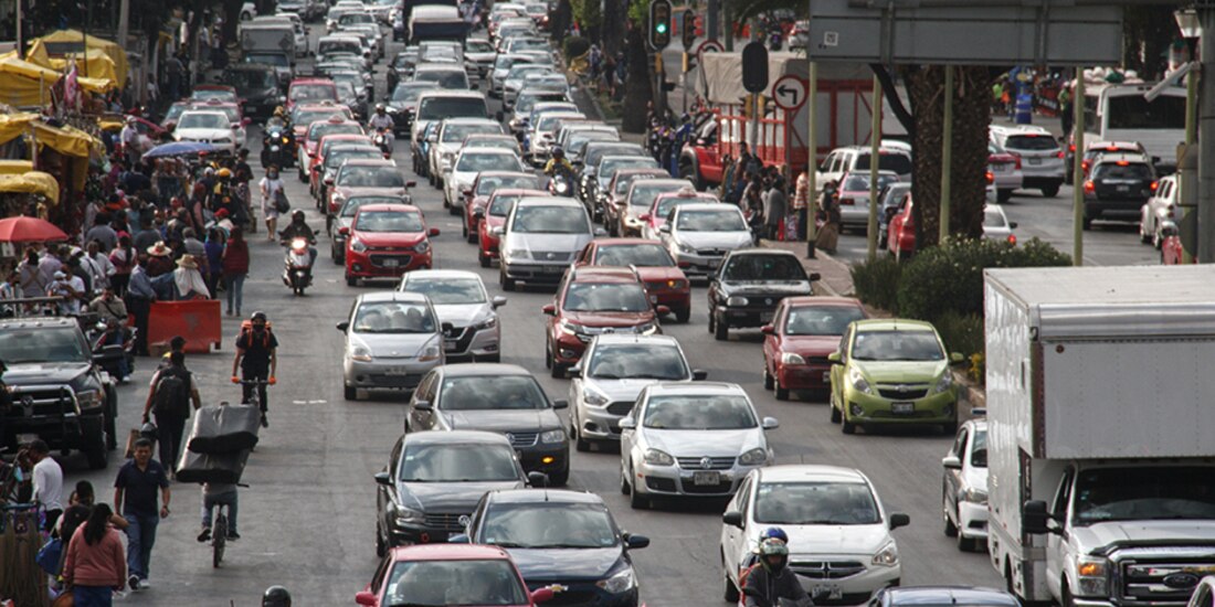 tráfico en la avenida Fray Servando, cruce con Circunvalación, antes del mercado Sonora, el viernes.