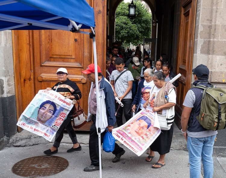 Madres y padres buscadores de los 43 normalistas de Ayotzinapa desaparecidos