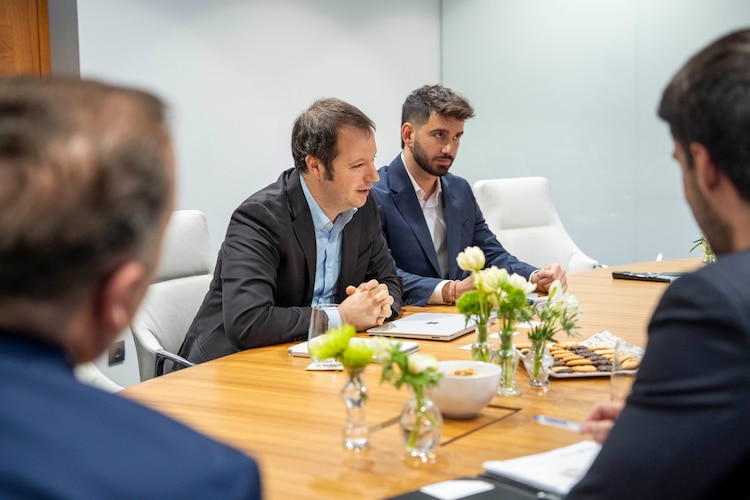 Representantes de la firma SHAD NAD exponen su proyecto de expansión ante el equipo de desarrollo sustentable.