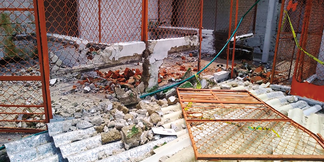 PARTE de los destrozos en el refugio, ayer