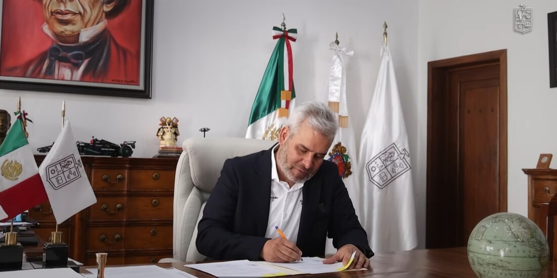 El gobernador de Michoacán, Alfredo Ramírez Bedolla, firmó un decreto que prohíbe la interpretación de música que haga apología del delito en espacios públicos.