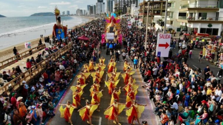 Acuden miles de visitantes a presenciar los espectaculares vehículos.