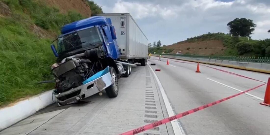 En el acotamiento quedó el tráiler que ocasionó el accidente en la autopista México-Puebla, ayer.