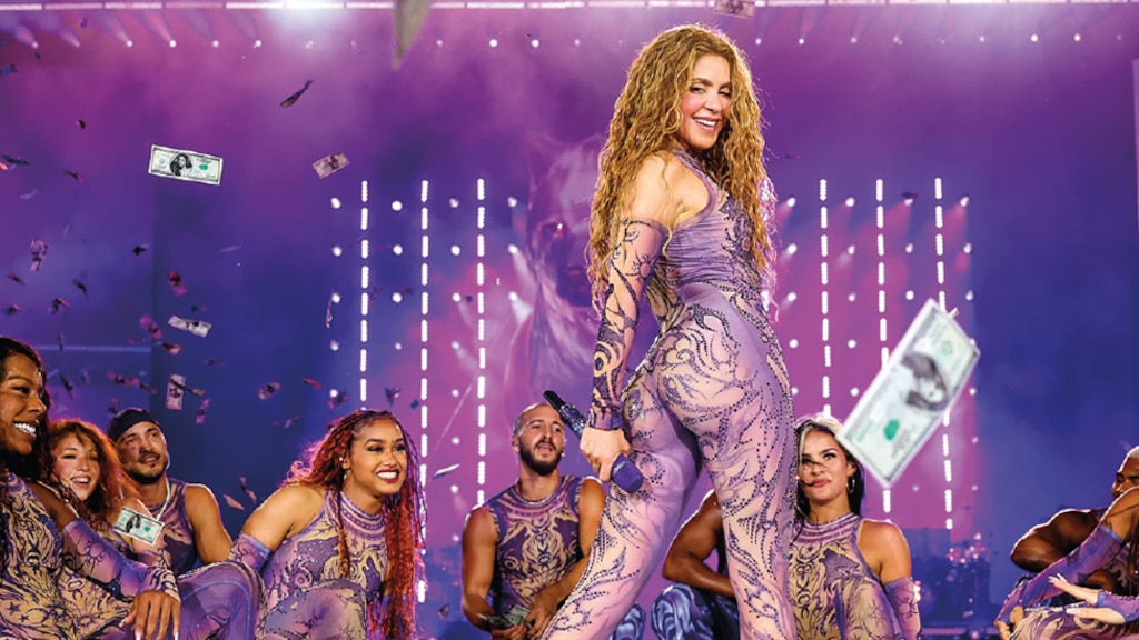 SHAKIRA, en pleno concierto durante su gira por el país