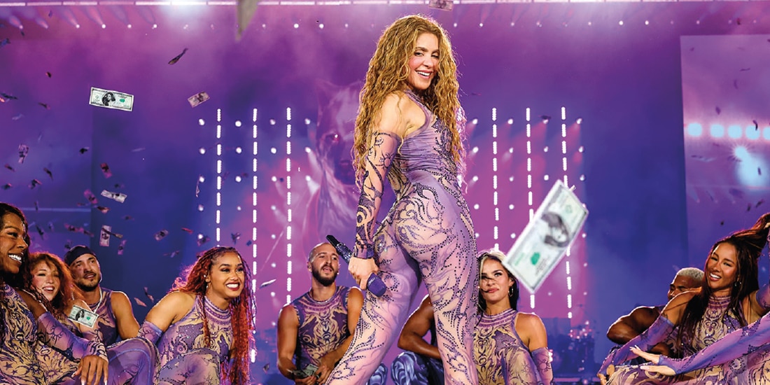 SHAKIRA, en pleno concierto durante su gira por el país