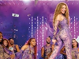SHAKIRA, en pleno concierto durante su gira por el país