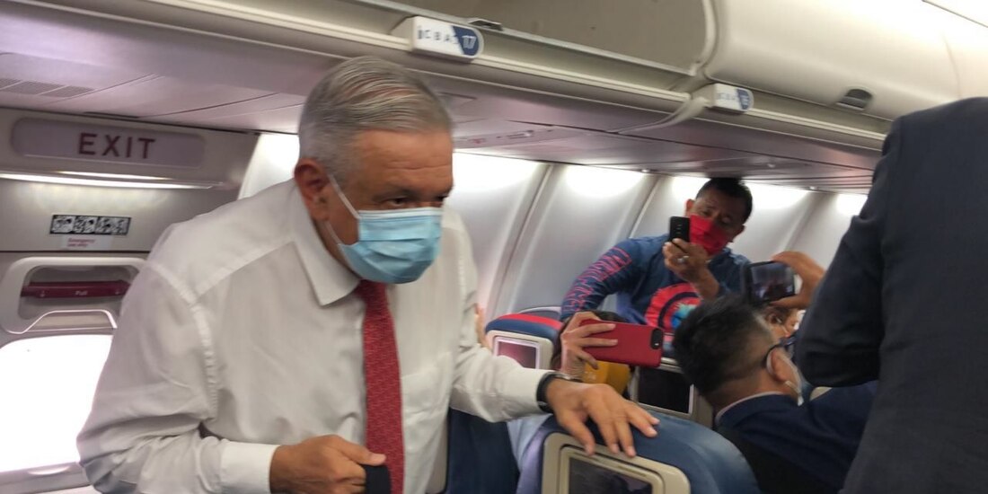 El presidente abordo del avión que lo traslada a Atlanta.