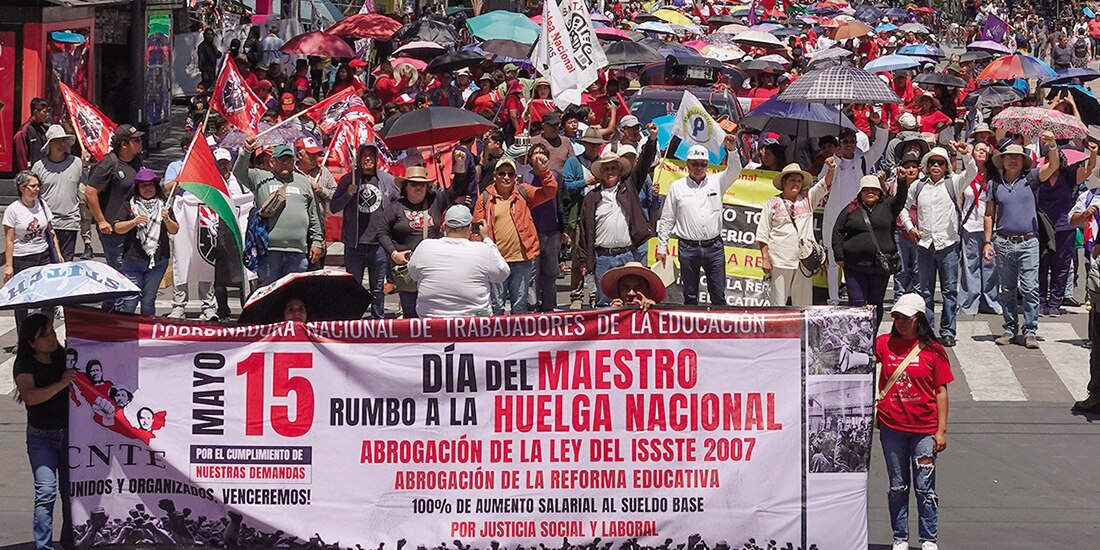 MAESTROS caminan sobre Reforma, ayer.