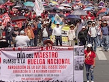 MAESTROS caminan sobre Reforma, ayer.