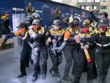 Manifestantes arrojan pintura a policías que les cierran paso al Zócalo