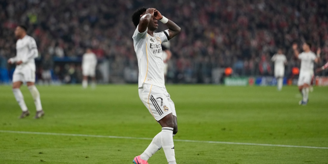 Vinícius se lamenta tras una jugada en el partido.