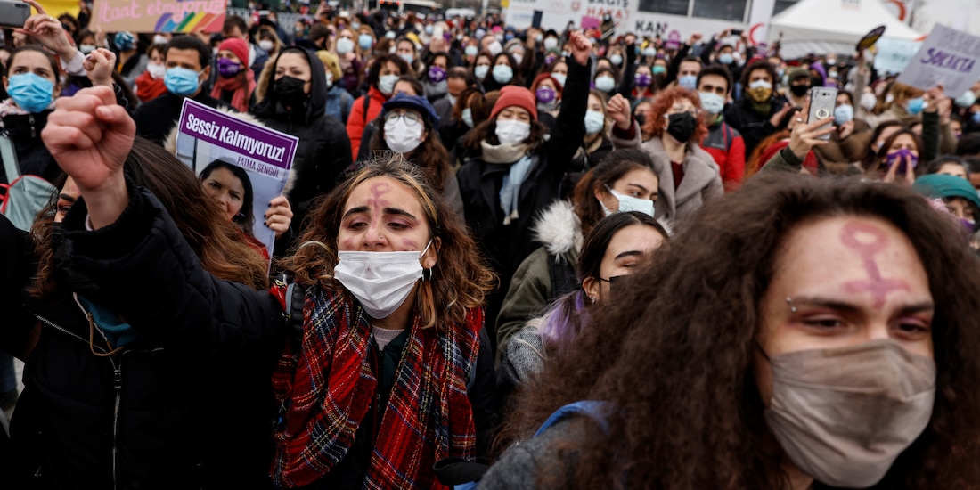 Activistas participan en una protesta contra la retirada de Turquía de la Convención de Estambul, un acuerdo internacional diseñado para proteger a las mujeresl