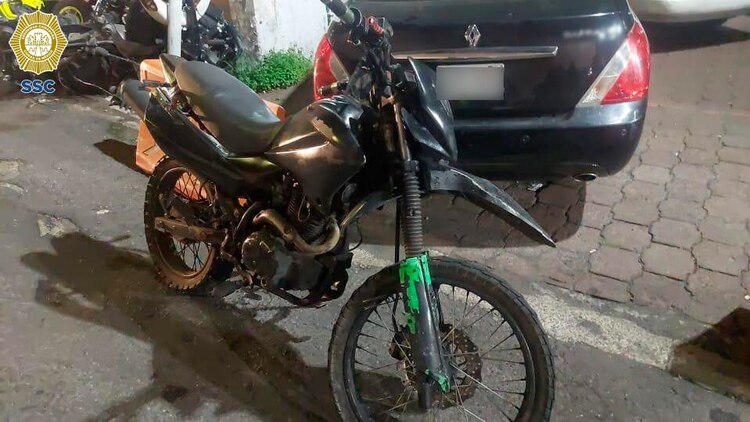 Motocicleta asegurada por los policías.