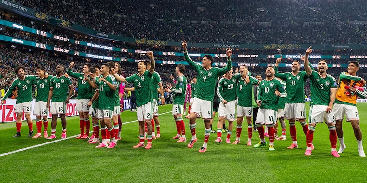 FFutbolistas tricolores festejan su clasificación, anoche, en el Azteca.