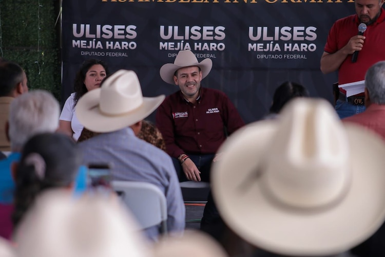 Al centro, el diputado federal de Morena, Ulises Mejía Haro.