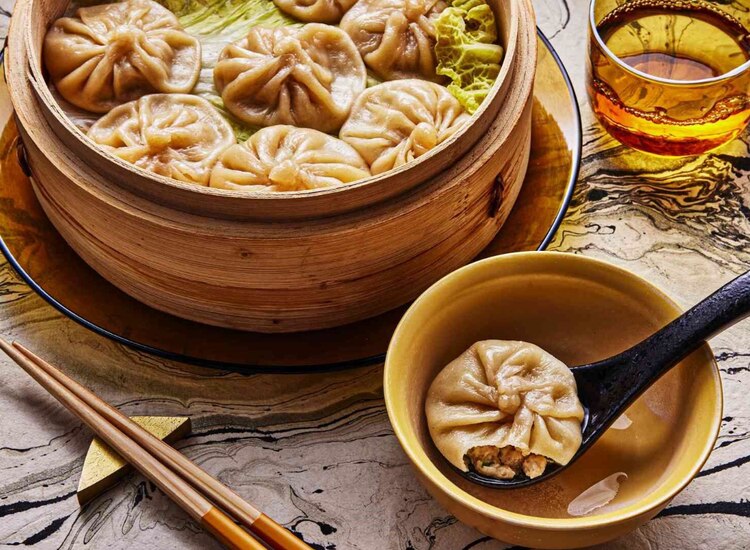 Shanghái │ LA COCINA mestiza de esta urbe mezcla los sabores más exitosos de las regiones vecinas de China; el cerdo, el pescado y los mariscos destacan en sus preparaciones, así como las técnicas de cocinado, en una gastronomía que se caracteriza por su sabor típico agridulce.