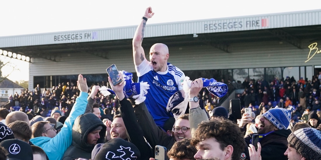 Jugadores y afición del Macclesfield celebran victoria ante el Crystal Palace en la FA Cup