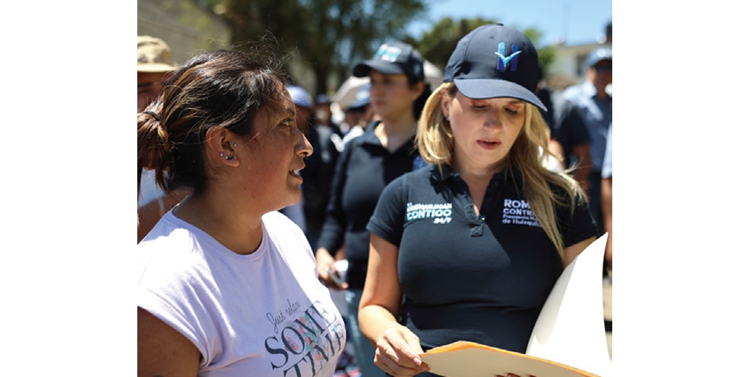 ROMINA CONTRERAS (der.), edil de
Huixquilucan, ayer, con los ciudadanos