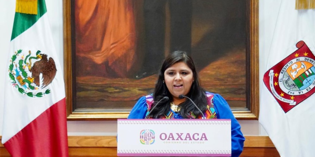 El Gobernador Salomón Jara Cruz reconoce la labor de Elizabeth Álvarez Acosta tras tres años al frente de Comunicación Social.