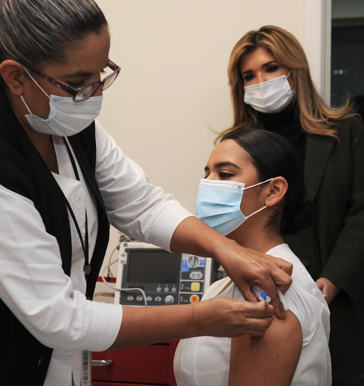 La gobernaora estuvo presente en el inicio de la aplicación de la vacuna.