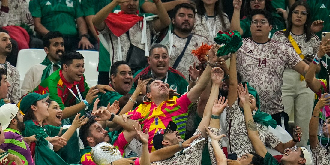Aficionados de la Selección Mexicana en el partido ante Arabia Saudita en el Mundial Qatar 2022.