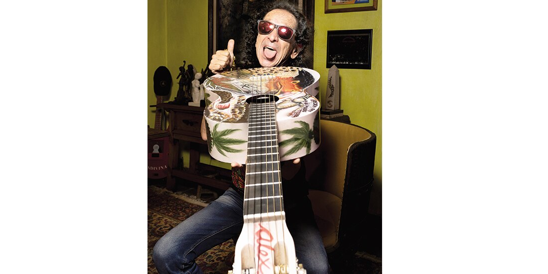 El líder de El Tri, Alex Lora, tras la entrevista.