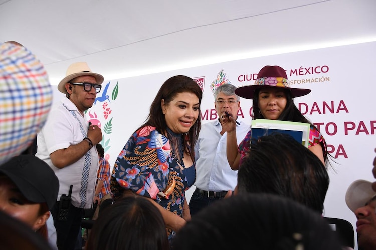 La Jefa de Gobierno, Clara Brugada, en asamblea con vecinos de Santa Úrsula Coapa.