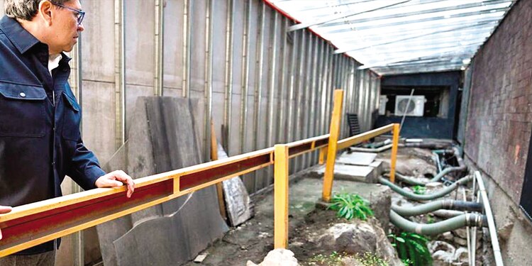 El diputado Monreal supervisa ayer las afectaciones en San Lázaro.