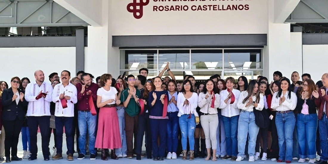 En la imagen, junto a los jóvenes, la Presidenta Claudia Sheinbaum y la Gobernadora Delfina Gómez.
