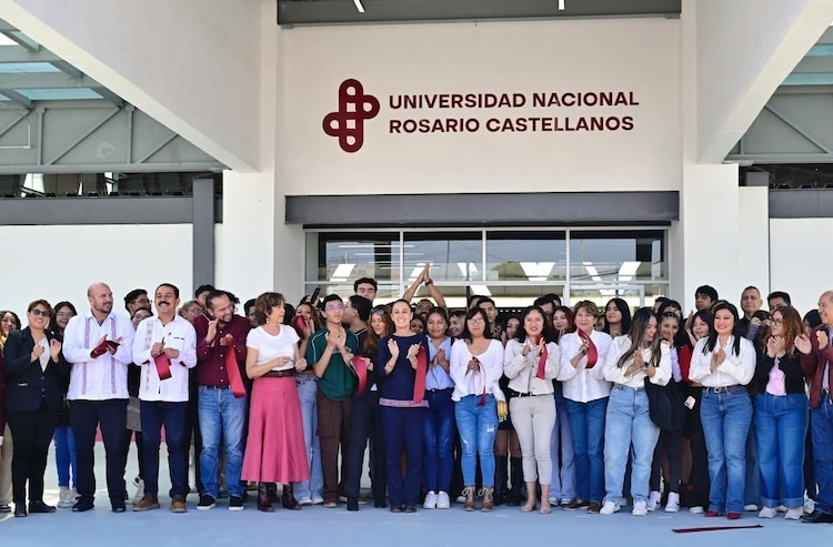 En la imagen, junto a los jóvenes, la Presidenta Claudia Sheinbaum y la Gobernadora Delfina Gómez.