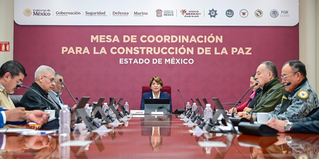 La Gobernadora del Estado de México con otros funcionarios de su administración.