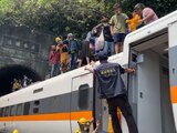 Rescatistas de Taiwán ayudan a sobrevivientes del choque entre un tren y un camión.