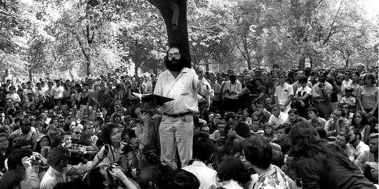El 29 de agosto de 1966 Ginsberg ofreció una lectura de poesía en Washington Square, Nueva York.