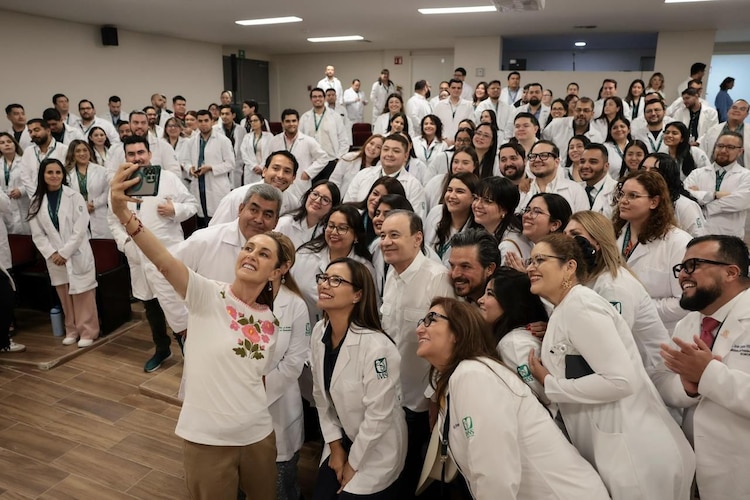 Autoridades federales y personal médico celebran la inauguración del hospital Dr. Ernesto Ramos Bours.