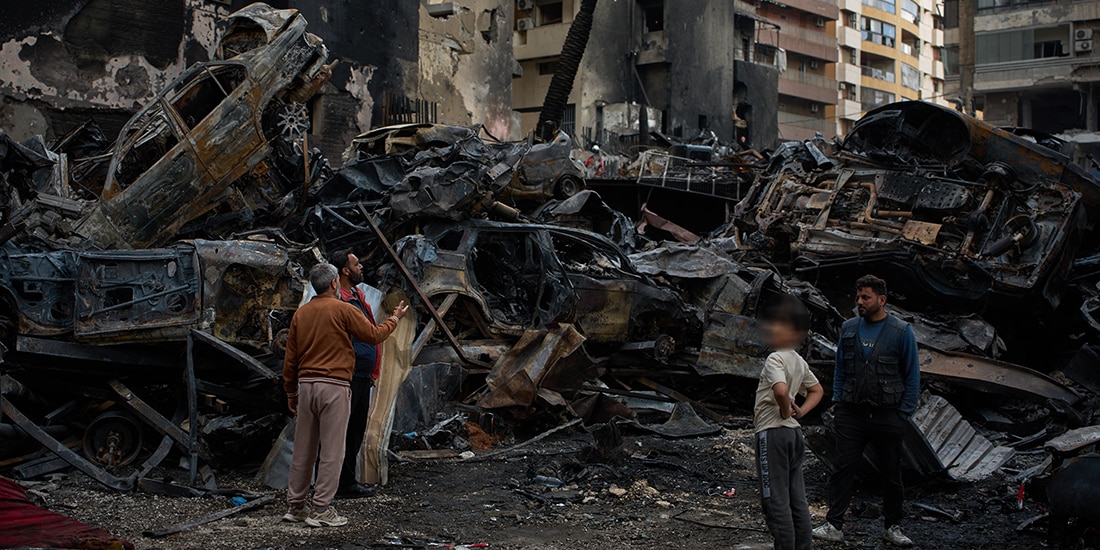 Personas se reúnen el viernes 10 de abril de 2026 cerca de coches y edificios calcinados, en el lugar donde se produjo el ataque aéreo israelí, en Beirut, Líbano
