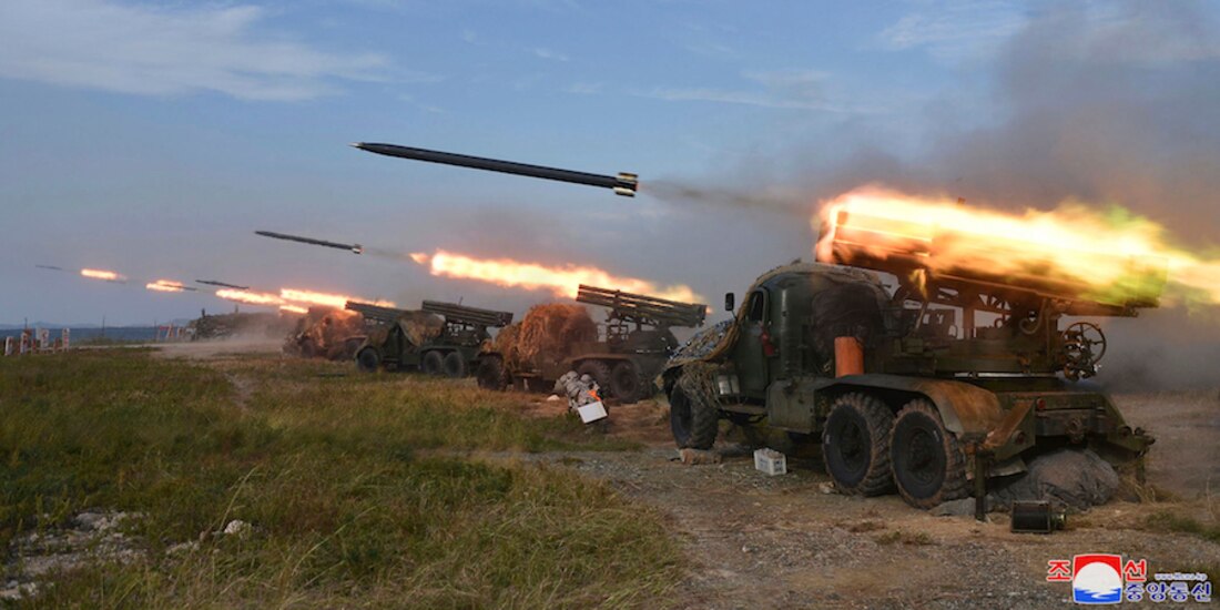 Militares norcoreanos realizan una prueba balística, supervisados por su líder, Kim Jong-un, el pasado 9 de octubre.