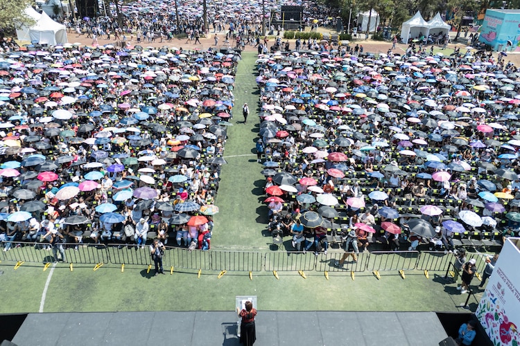 Jóvenes universitarios celebran el inicio del programa que busca eliminar barreras de movilidad en la CDMX.