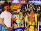 J Balvin asiste el sábado a la Arena Coliseo y Esfinge le regala su máscara