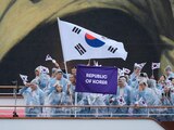 La embarcación que traslada al equipo de Corea del Sur recorre el río Sena durante la ceremonia de inauguración de los Juegos Olímpicos de París 2024
