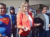 Julia Olguín, representante de las autoridades, al dialogar con los inconformes, ayer.