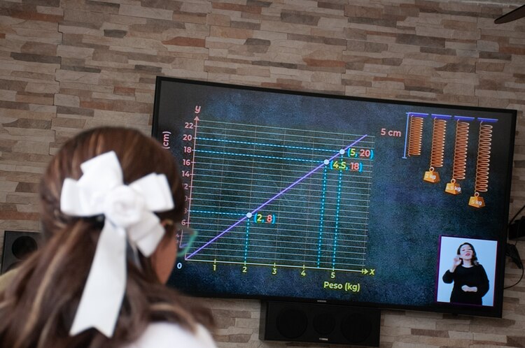 Estudiante repasa lecciones a través de los programas de educación Aprende en Casa
de promovidos por la Secretaría de Educación Pública, en agosto de 2020.