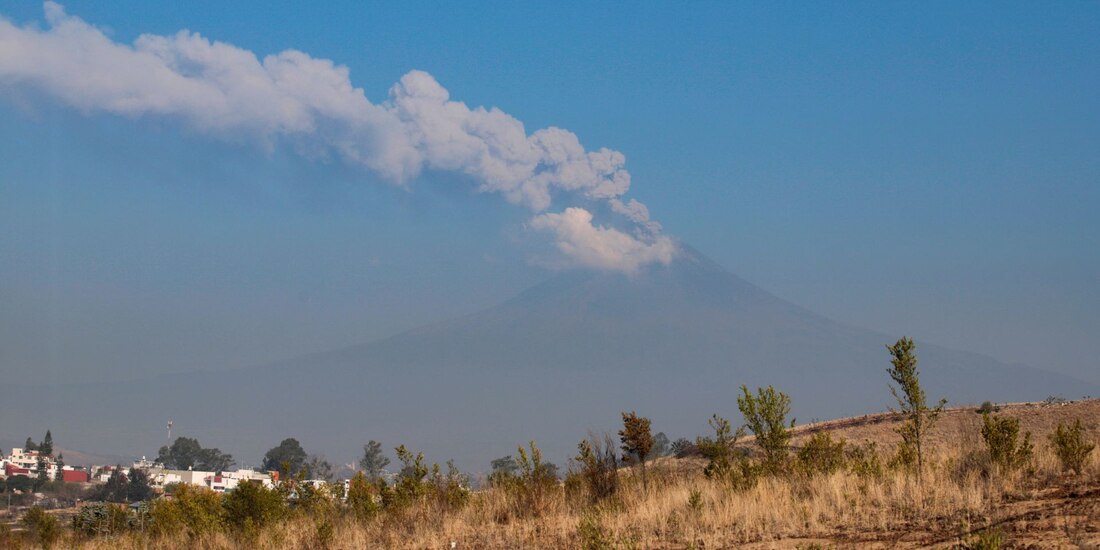 Una postal de la actividad del volcán Popocatépetl, cuya actividad se reporta a la baja