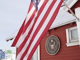 La bandera estadounidense ondea afuera de su consulado en Nuuk, Groenlandia, el pasado 27 de marzo.