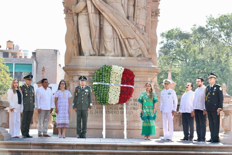 Autoridades civiles y militares se reúnen en el cerro del Tehuehue para conmemorar el Día de la Bandera mexicana.