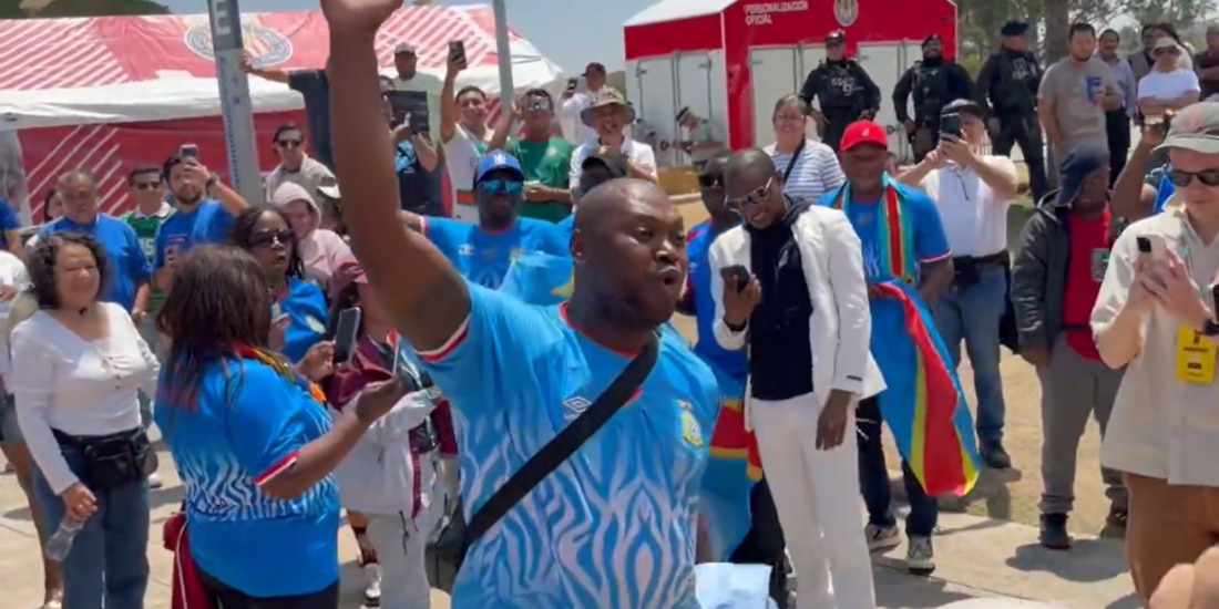 Afición mexicana enseña grito homofóbico a la afición del Congo.