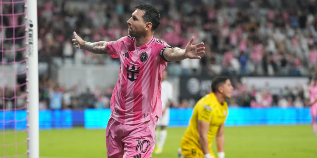 Leo Messi celebrando una de sus anotaciones ante el Atlético de San Luis.