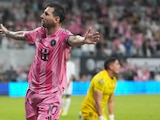 Leo Messi celebrando una de sus anotaciones ante el Atlético de San Luis.