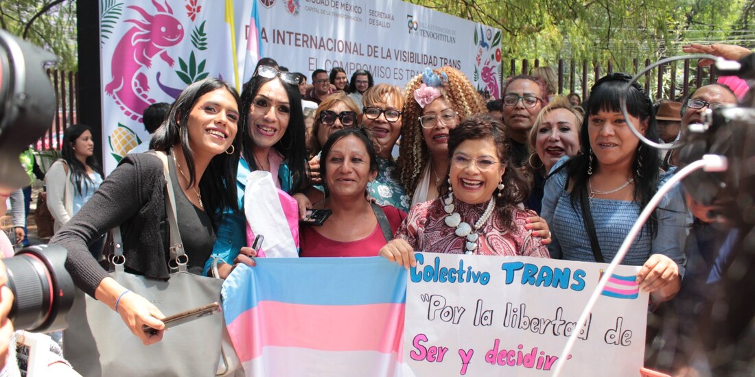 Clara Brugada, al centro, con integrantes de la comunidad trans de la Ciudad de México.