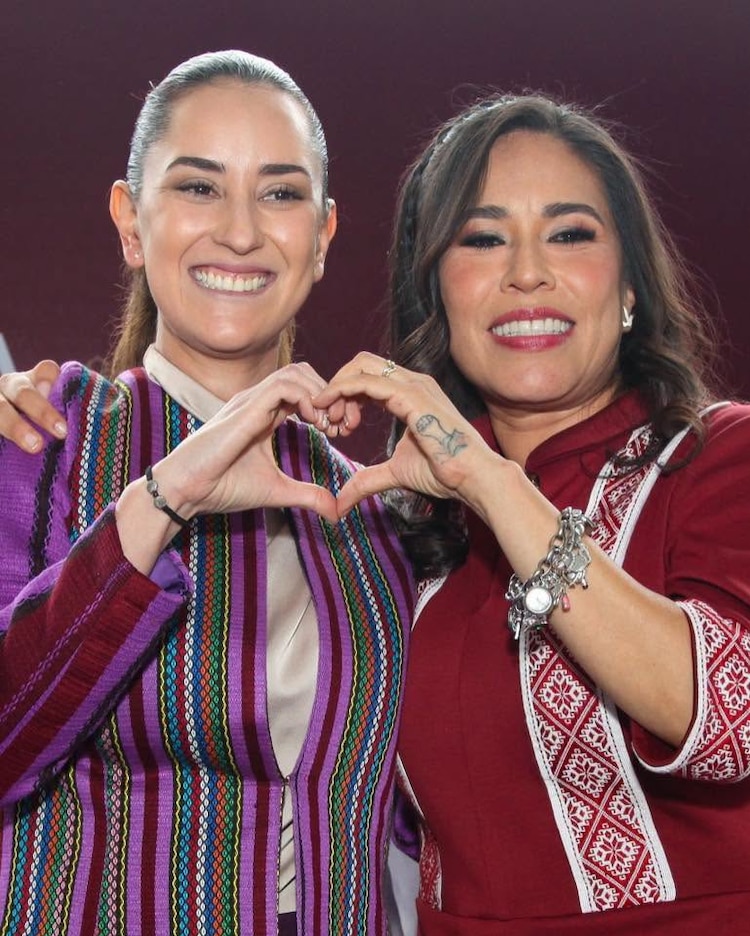 La senadora Simey Olvera Bautista y "Claudita", personaje de la actriz Tamara Henaine.